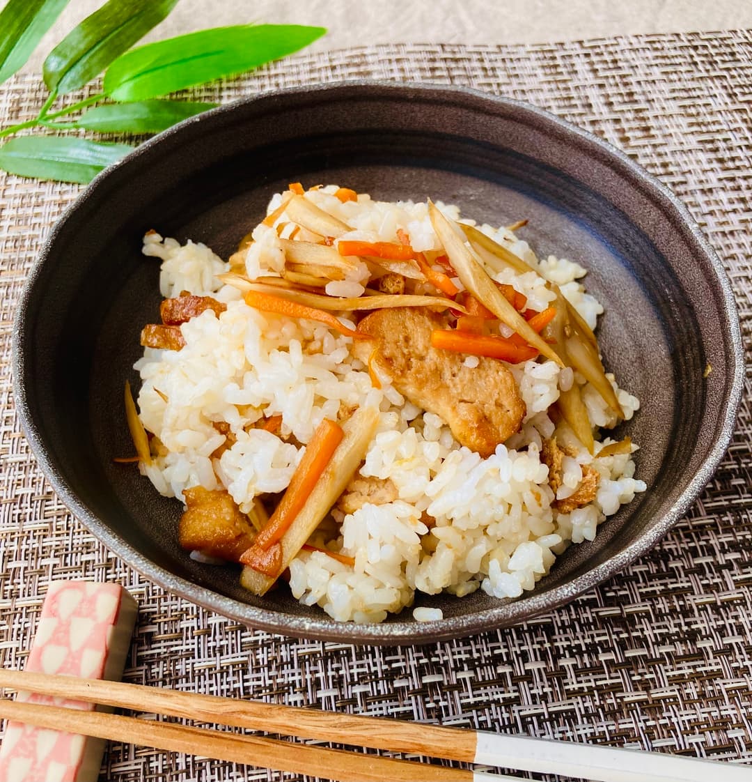 チキンと根菜の混ぜごはんの完成写真