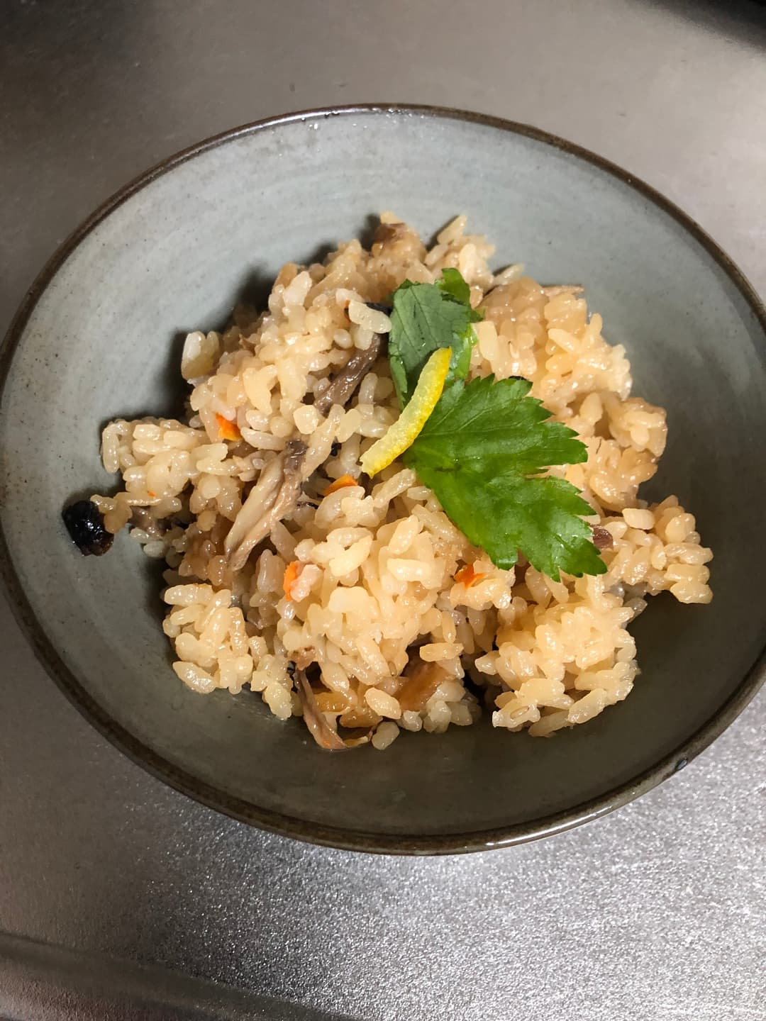 焼き鳥としめじの炊き込みご飯の完成写真