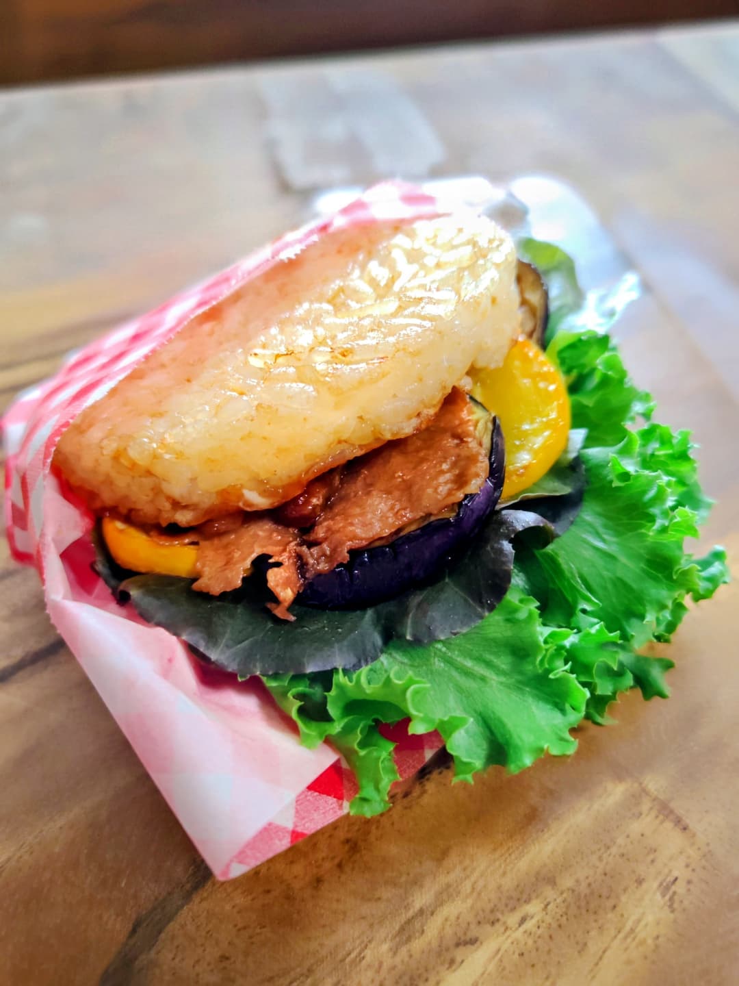 ライスバーガー牛カルビで具だくさんライスバーガーの完成写真