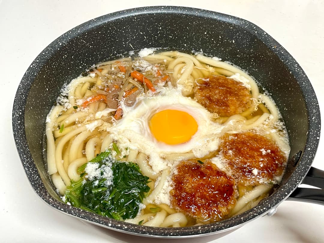 牛カルビ煮込みうどんの完成写真