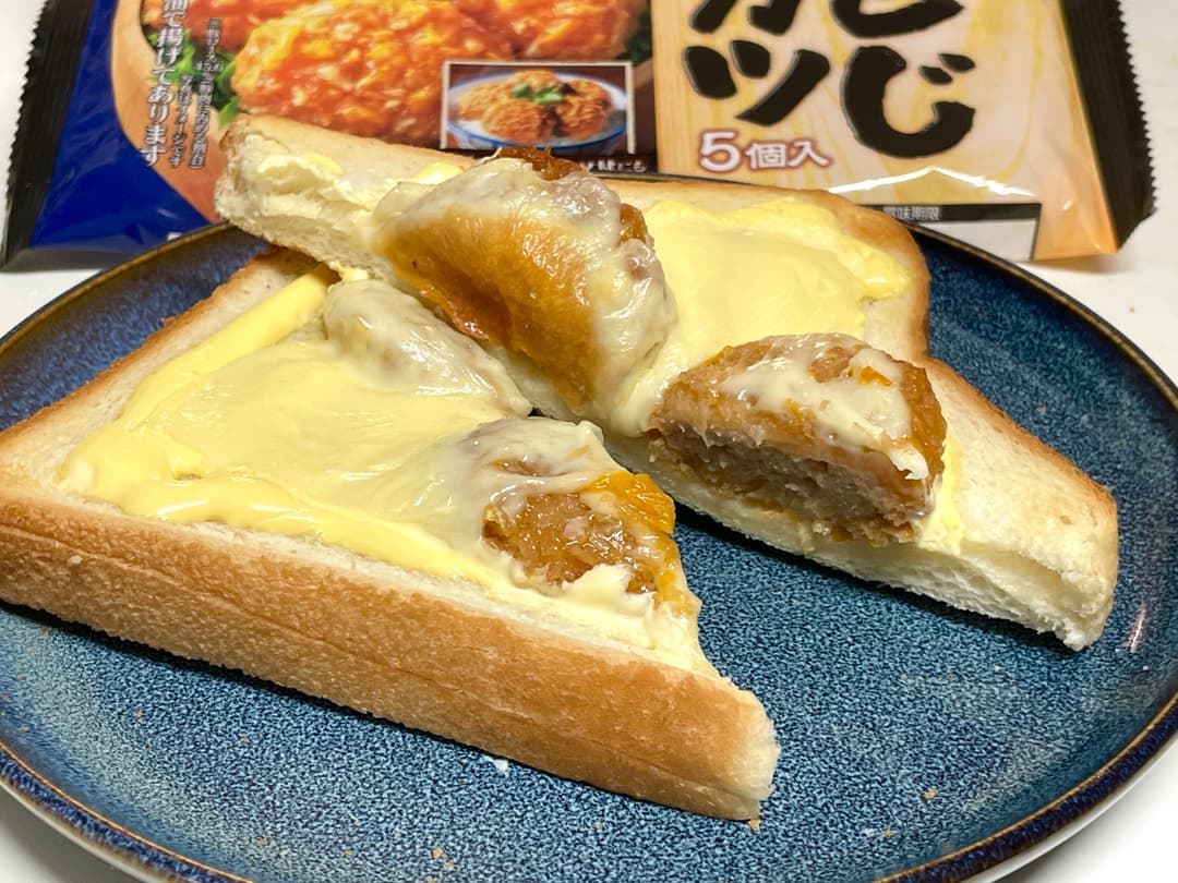 卵とじカツのチーズトーストの完成写真
