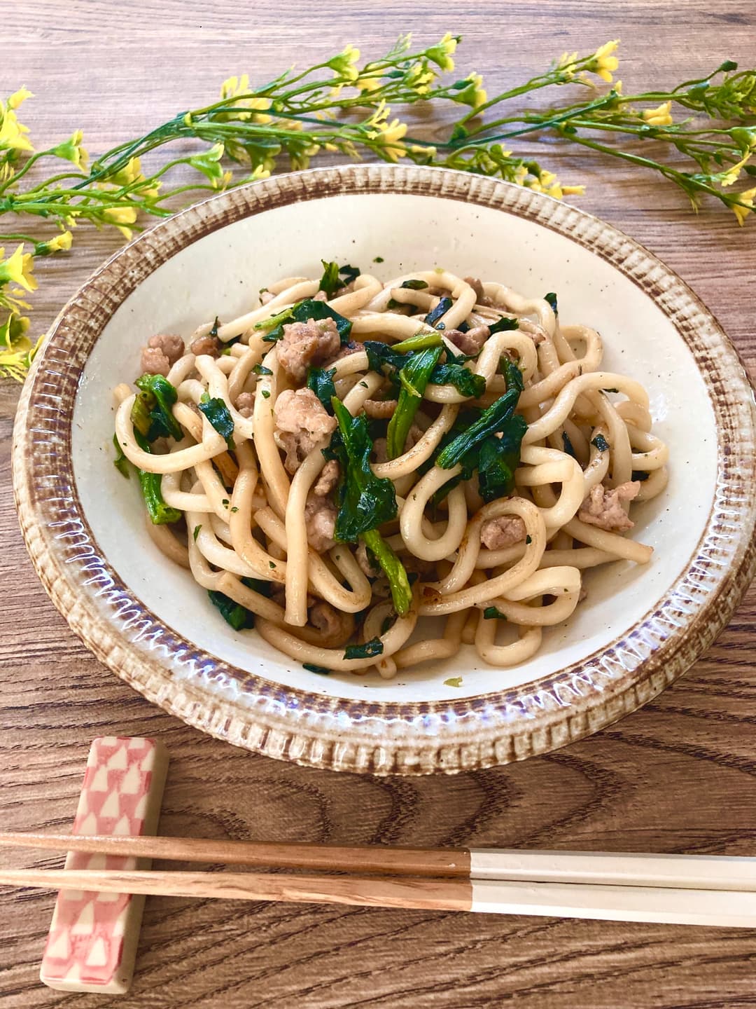 ほうれん草とひき肉の焼きうどんの完成写真