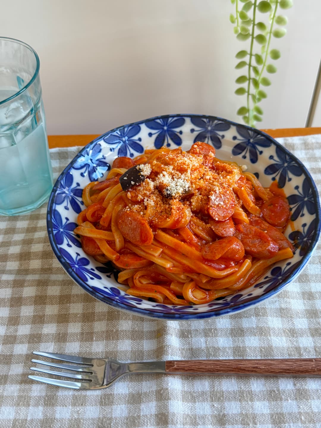 ウインナー入りトマトソースパスタの完成写真