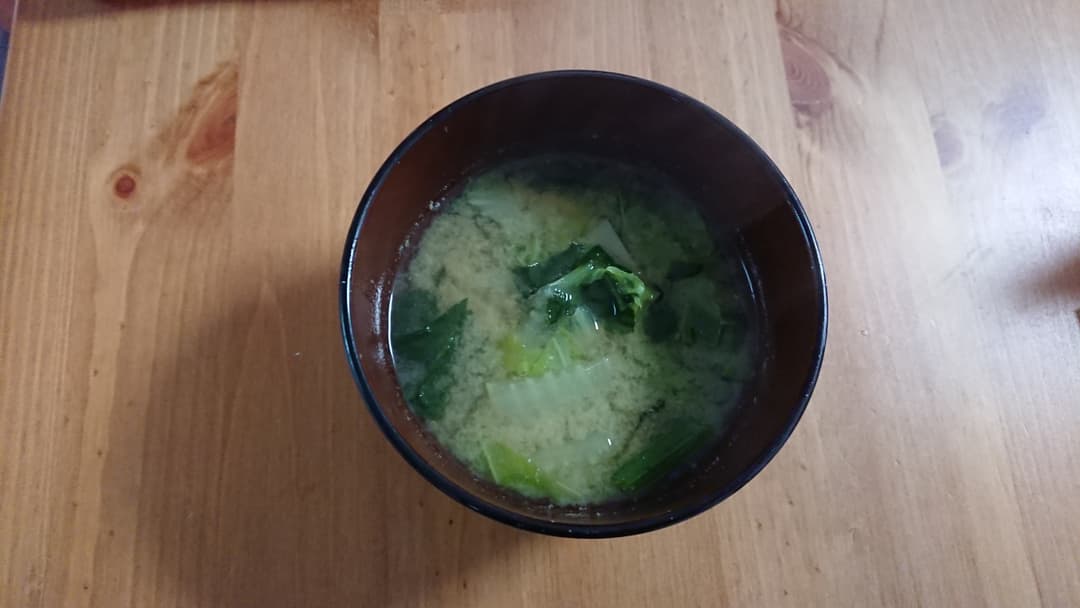 白菜とほうれん草の味噌汁の完成写真