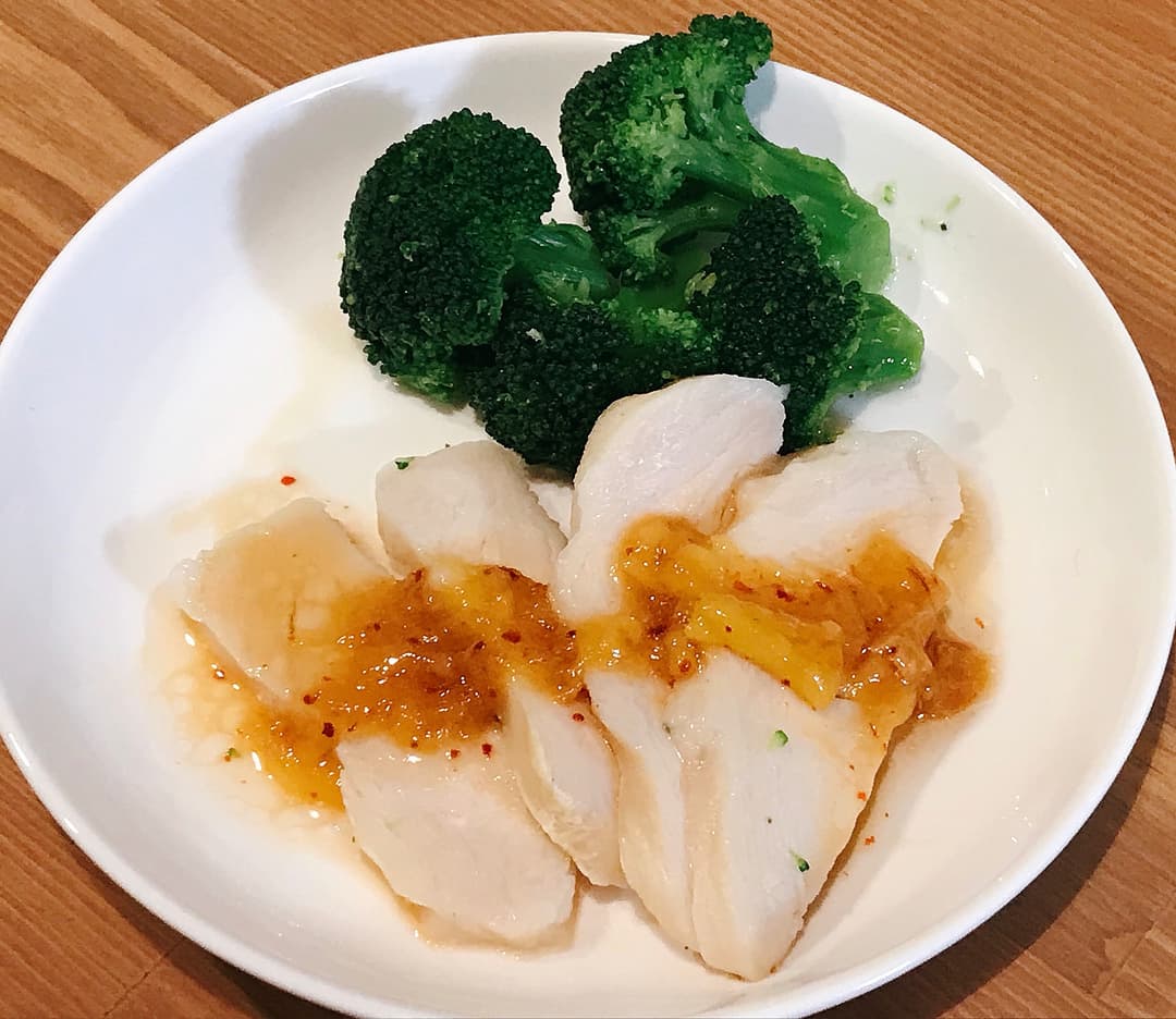 サラダチキンのアップルマンゴーソースがけの完成写真