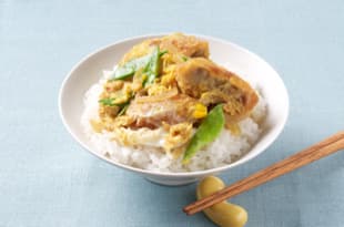 コロッケの卵とじ丼の完成写真