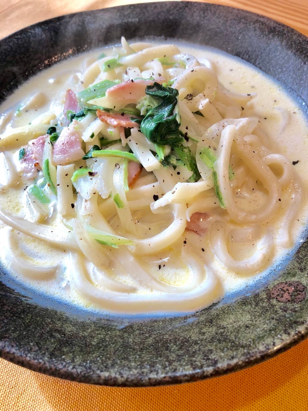 ほうれん草とベーコンのクリームうどんの完成写真