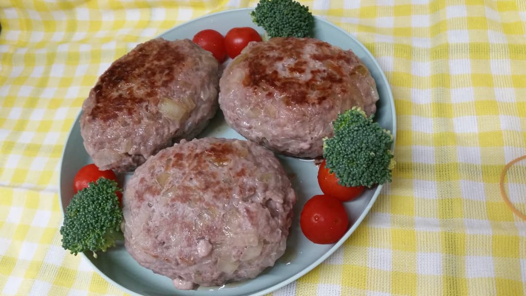三種のほうれん草バーグの完成写真