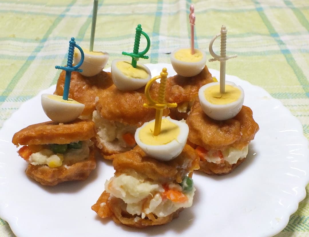 唐揚げポテトサラダサンドのピンチョスの完成写真