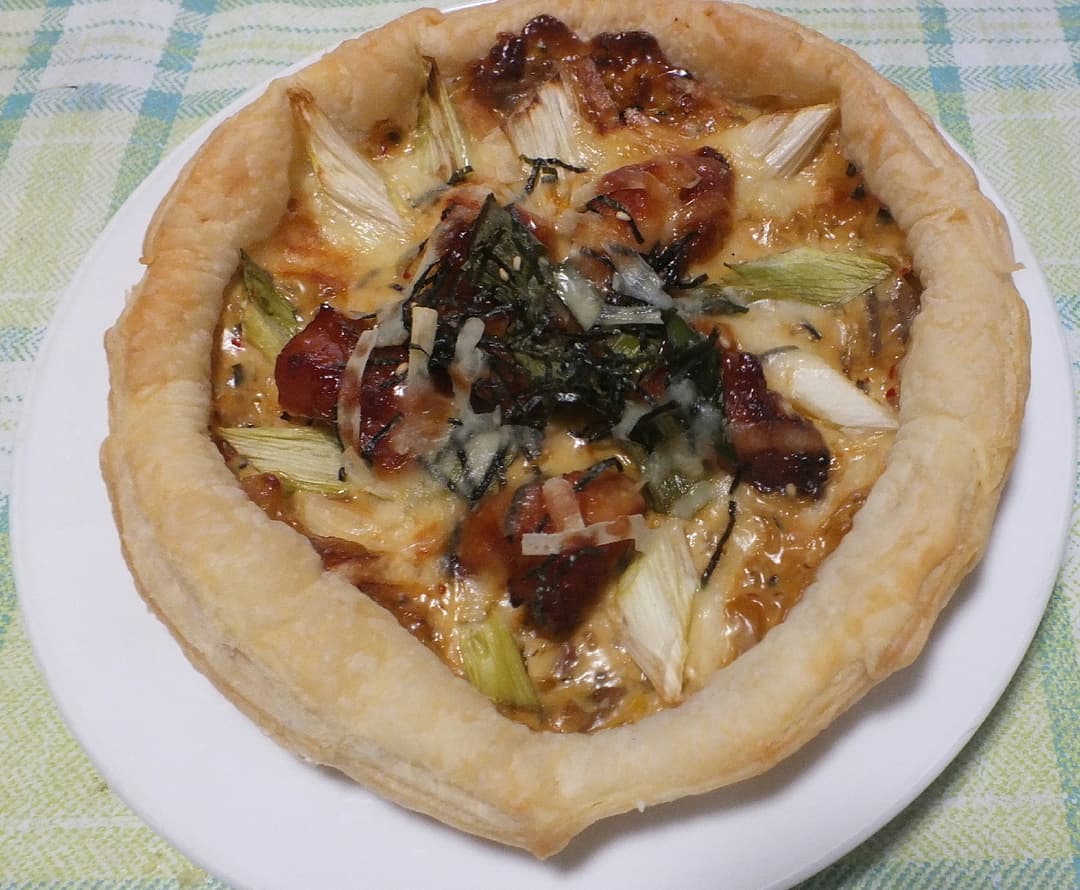 パイ生地でホールピザ、焼き鳥で照り焼きチキン味の完成写真
