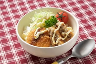 牛肉コロッケとチーズのソース丼の完成写真