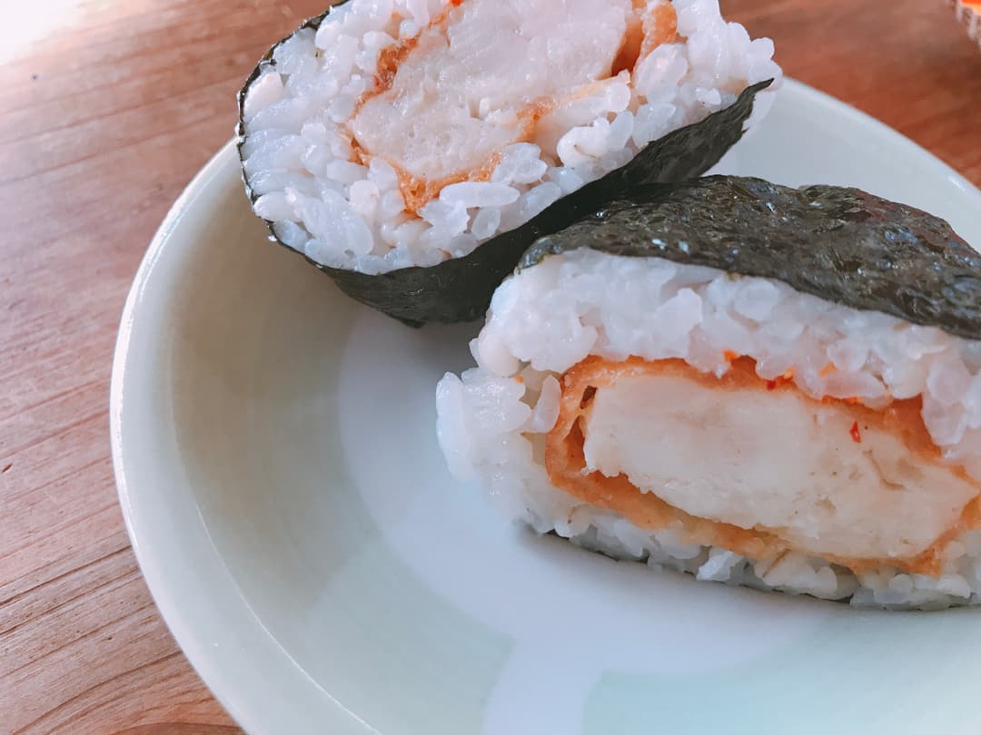 ピリ辛からあげおにぎりの完成写真