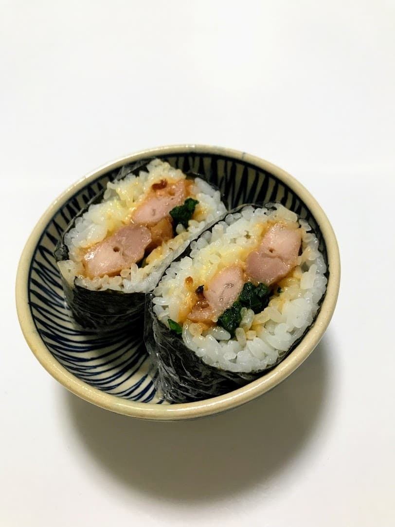 やきとりとほうれん草のおにぎらずの完成写真