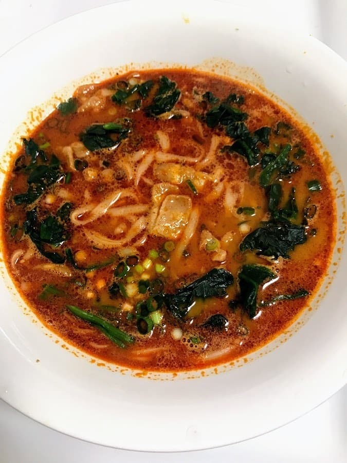 担担麺のほうれん草トッピングの完成写真
