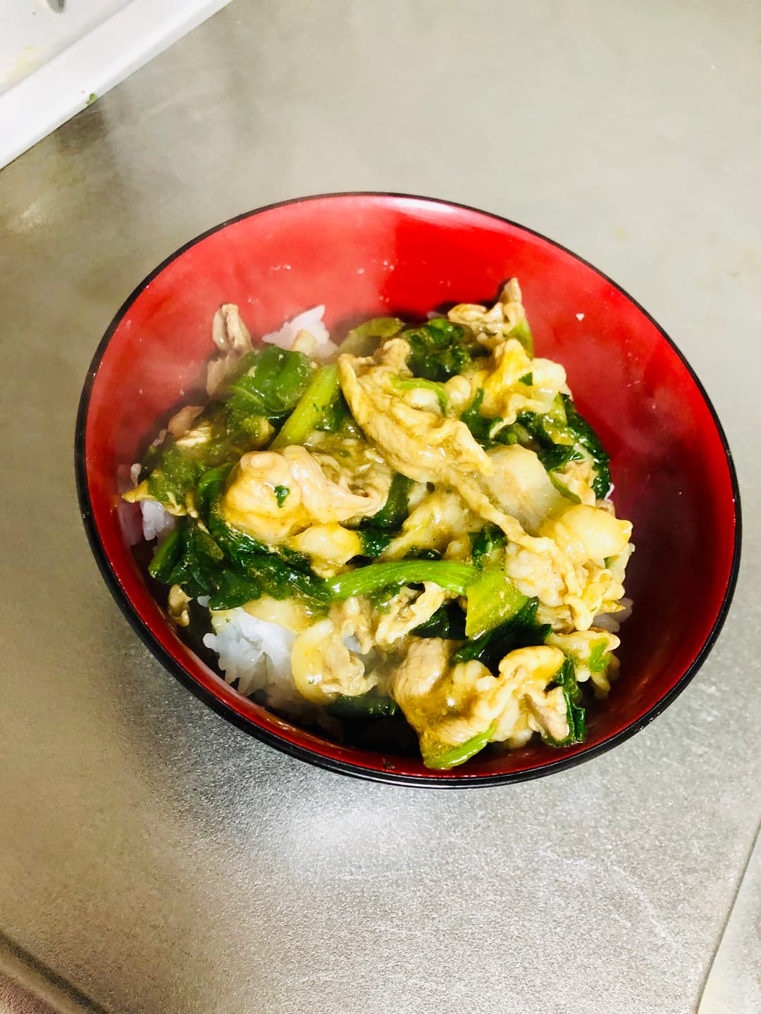 豚肉とほうれん草の中華カレー丼の完成写真