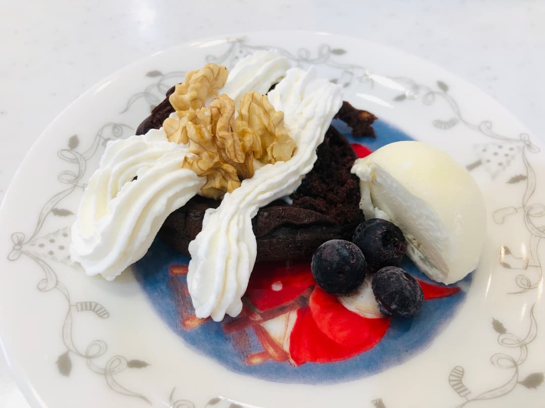 とろ〜り濃厚チョコケーキの生クリームとアイスクリーム添えの完成写真