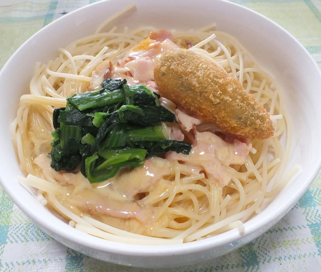 ほうれん草チーズささみカツ乗せカルボナーラの完成写真