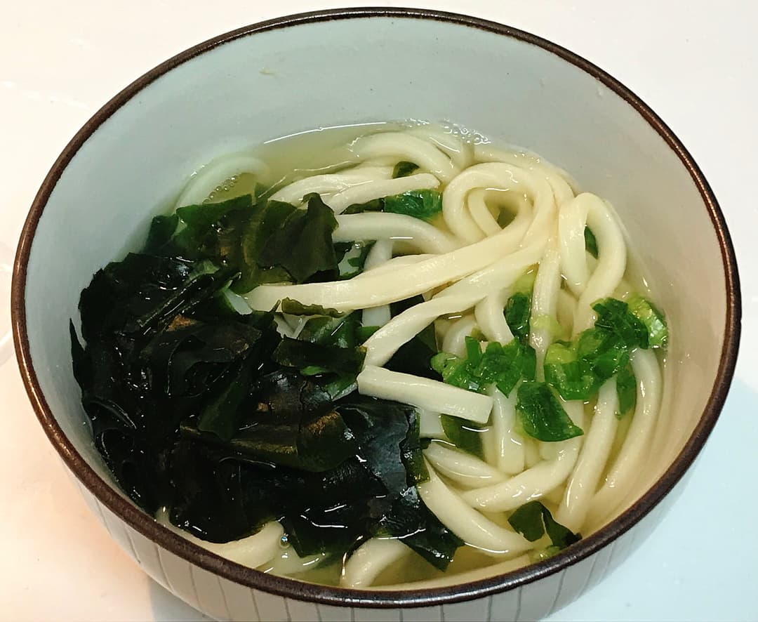 あご出汁のワカメうどんの完成写真