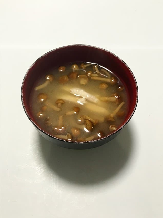 なめことサラダチキンの味噌汁の完成写真