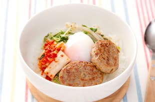 ミニハンバーグとナムルのビビン丼の完成写真