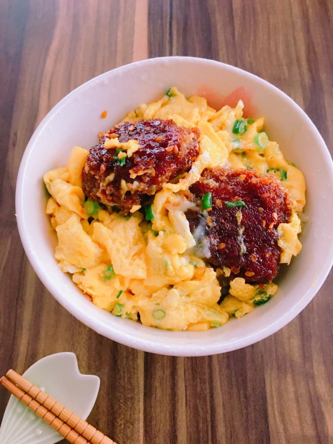 ネギ入りソースかつ丼の完成写真
