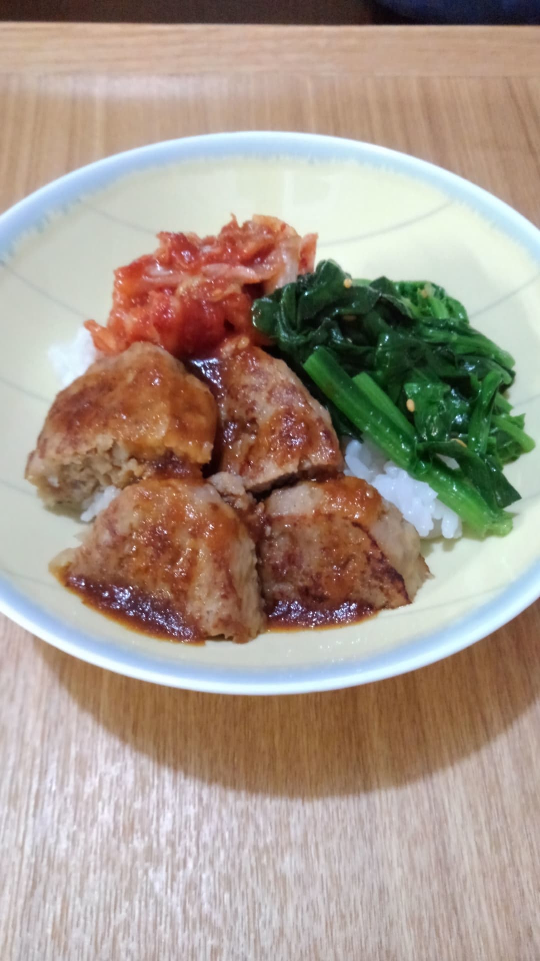 ハンバーグビビンバ丼の完成写真