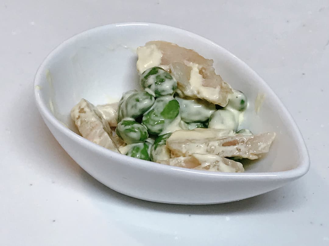 サラダチキンと塩味えだまめの和え物の完成写真