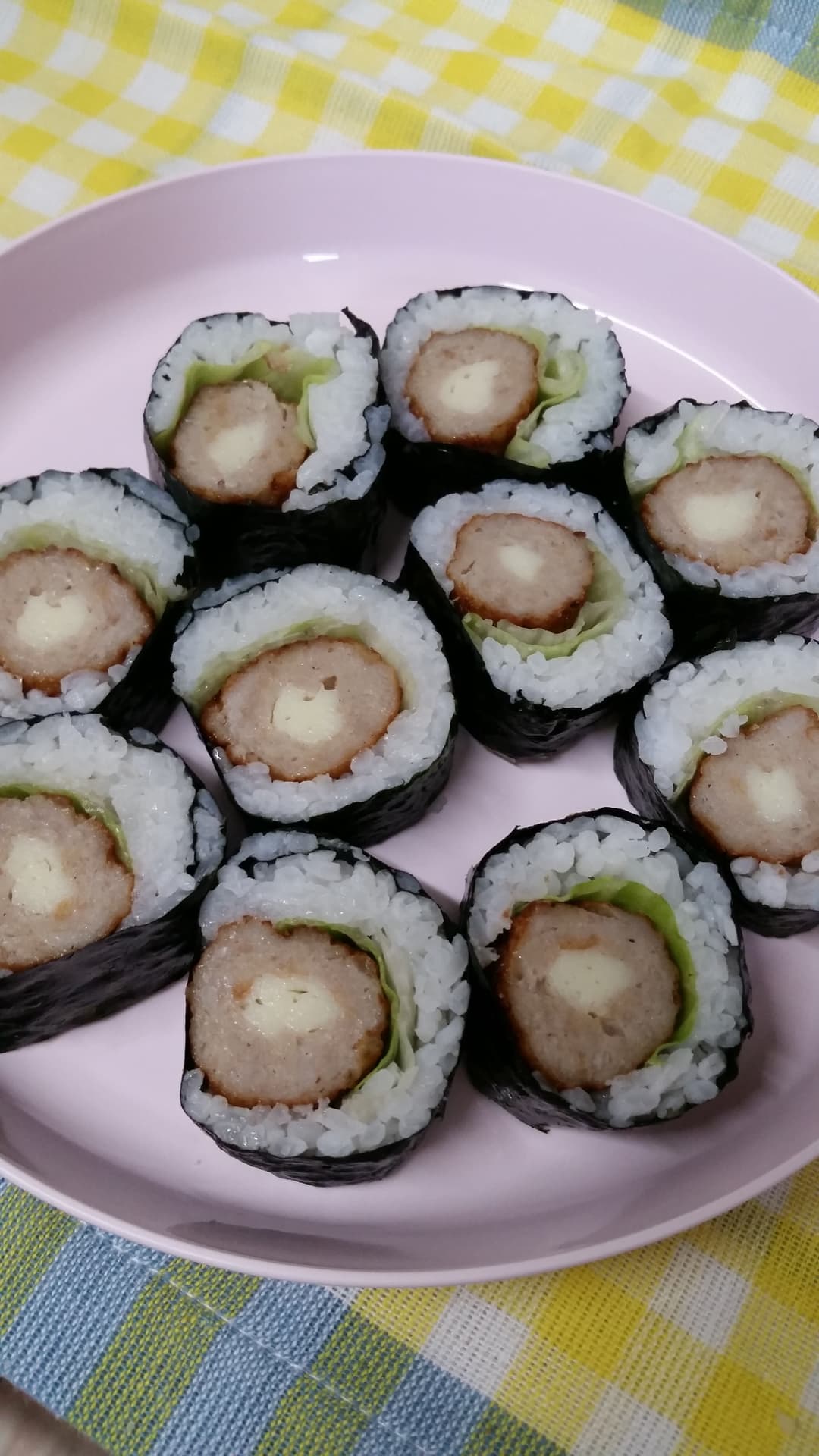 お肉で巻いたチーズのり巻きの完成写真