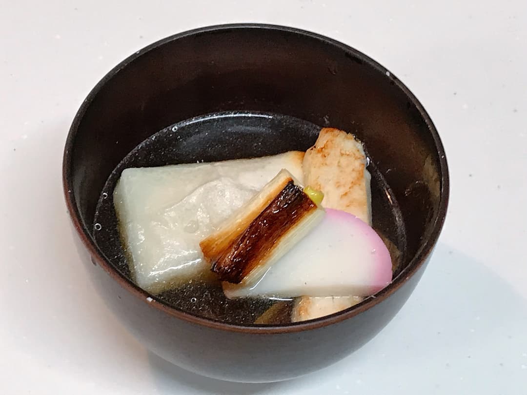 香ばしく焼いたネギと鶏のお雑煮の完成写真