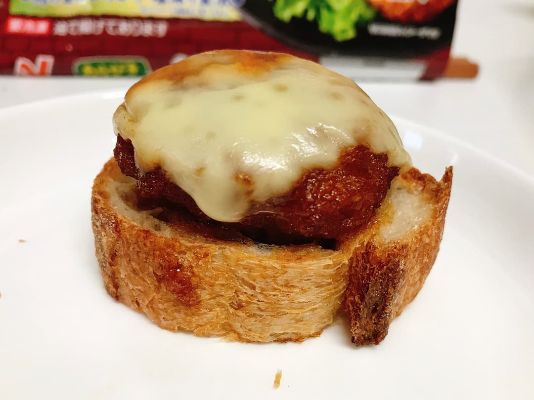 お肉たっぷりメンチカツのデミパンの完成写真