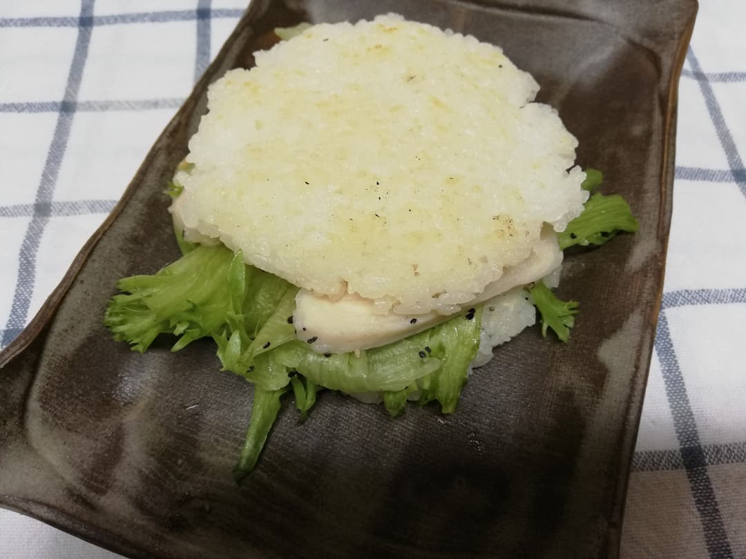 スパイシーチキンのライスバーガーの完成写真