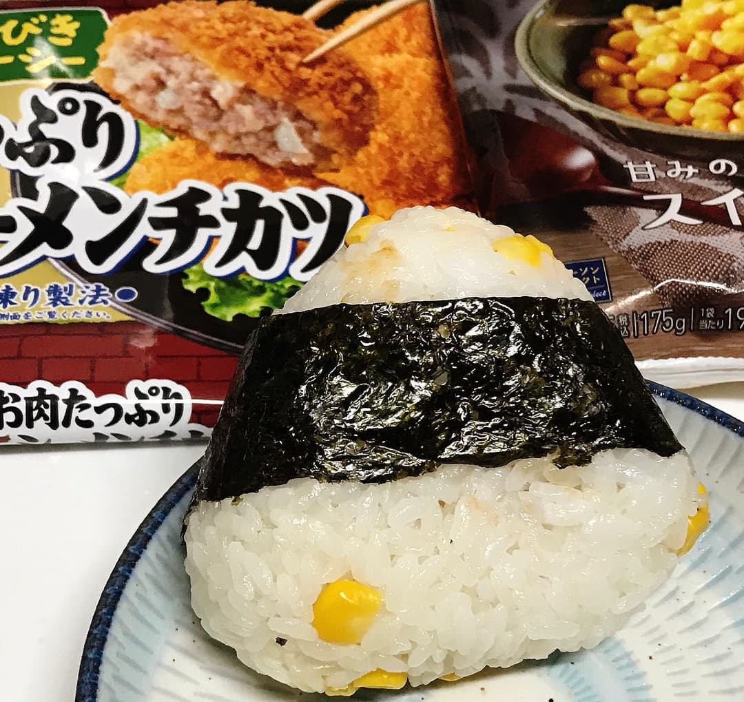 LAWSON スイートコーンとメンチカツのデミおにぎりの完成写真