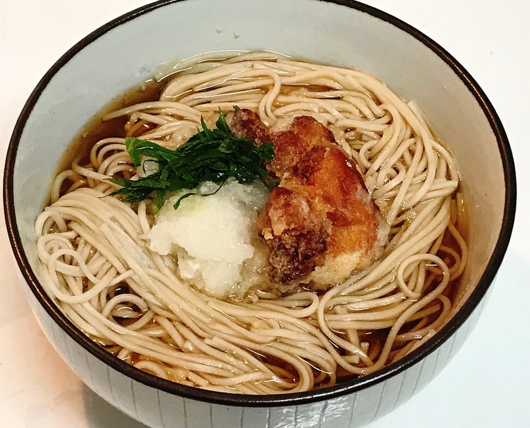 ジューシーな若鶏タツタのおろし蕎麦の完成写真