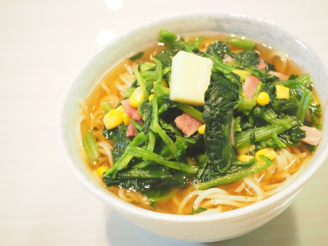 ほうれん草彩りラーメンの完成写真