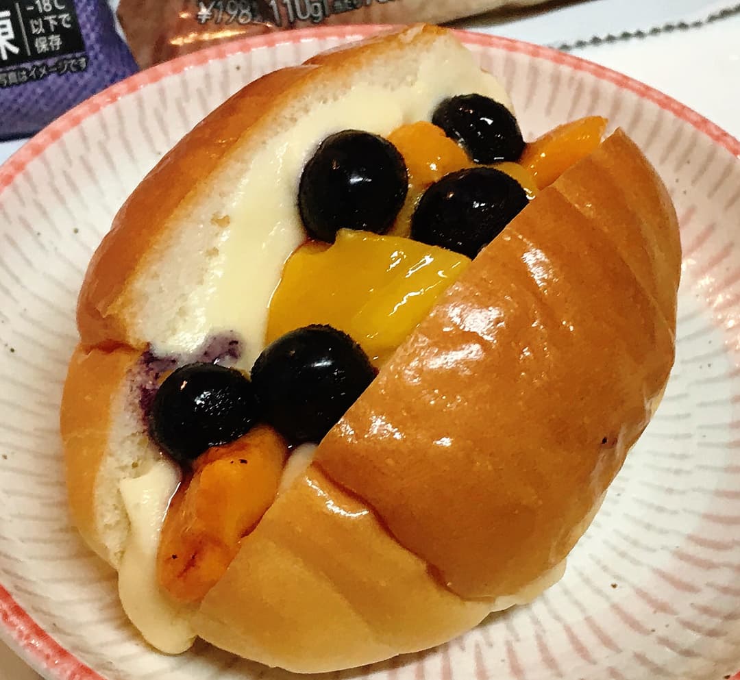 LAWSON ブルーベリーマンゴーカスタードクリームパンの完成写真