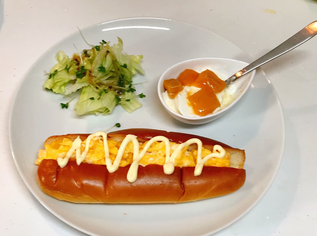 LAWSON コーン卵パンとマンゴーヨーグルトの朝ご飯の完成写真