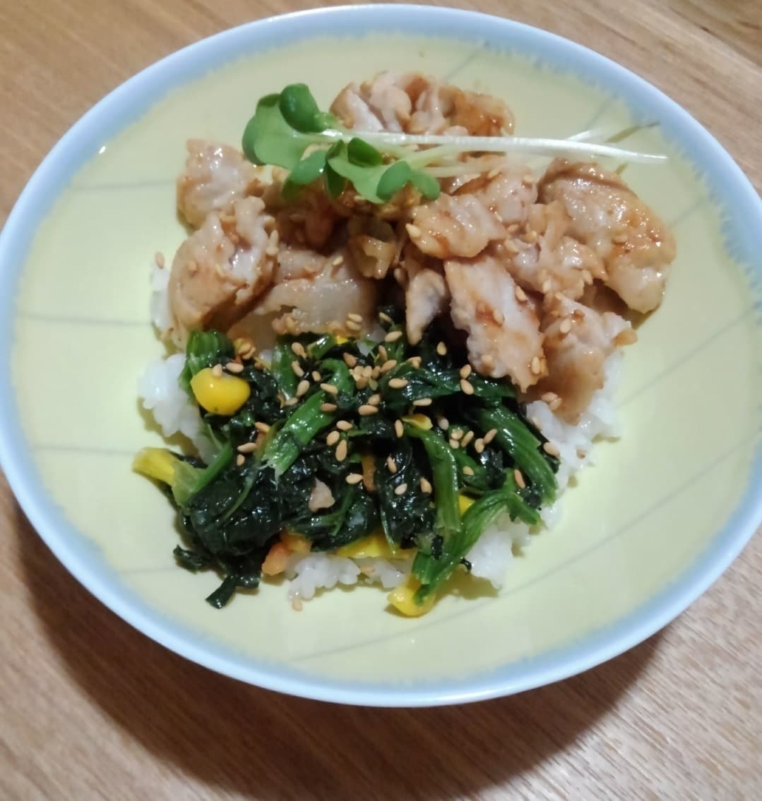 ほうれん草と豚肉の焼肉丼の完成写真