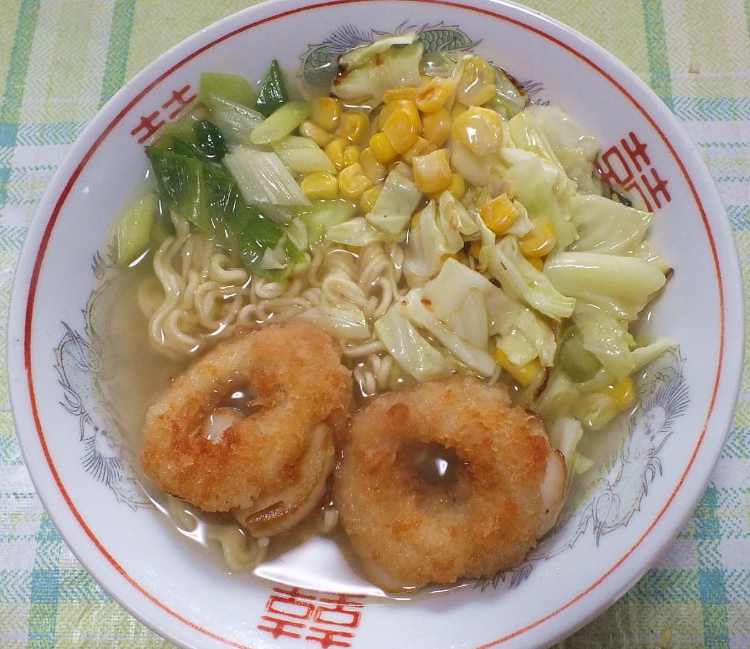 いかリングとバターコンの乗った塩ラーメンの完成写真
