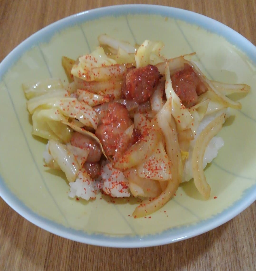やきとりと野菜炒め丼の完成写真