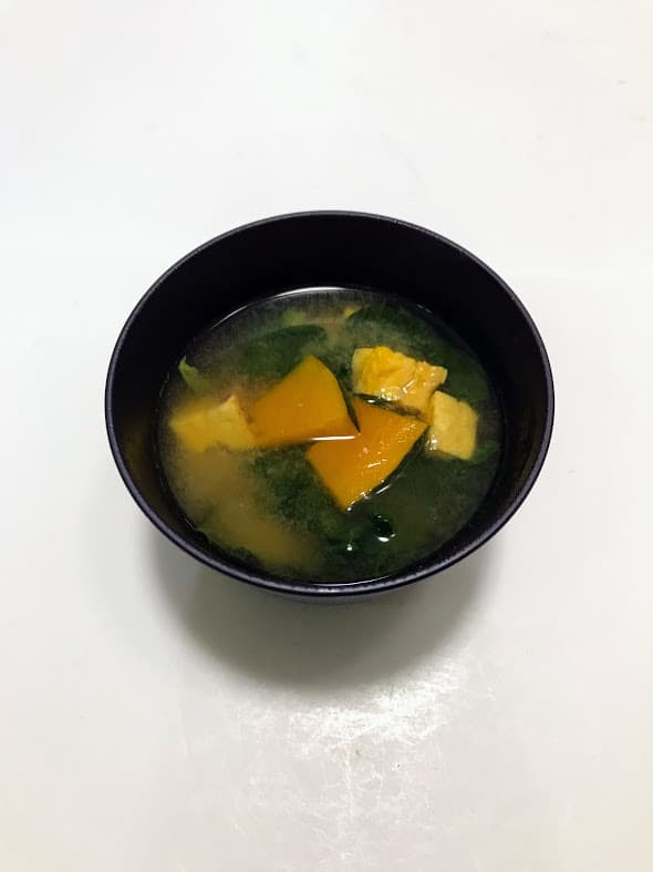 オムレツと具沢山のおかず味噌汁の完成写真