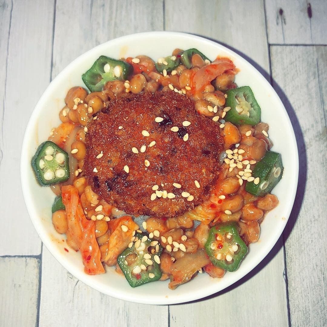ご飯が進みます!甘辛ほたて風味揚げキムチ納豆丼の完成写真