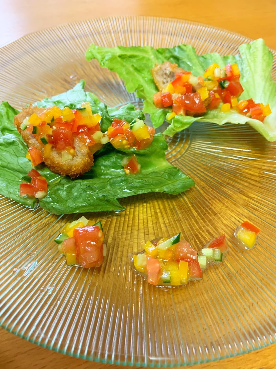 野菜のソースで頂くフレッシュメンチカツの完成写真