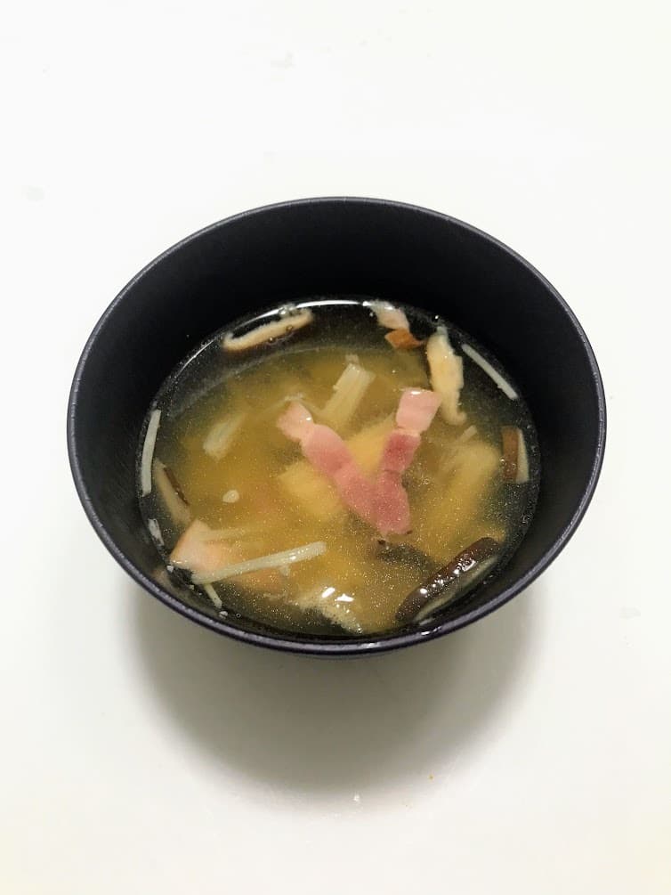 ベーコンときのこの味噌汁の完成写真