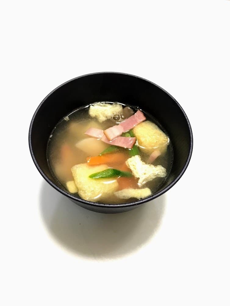 ベーコンと根菜野菜のおかず味噌汁の完成写真