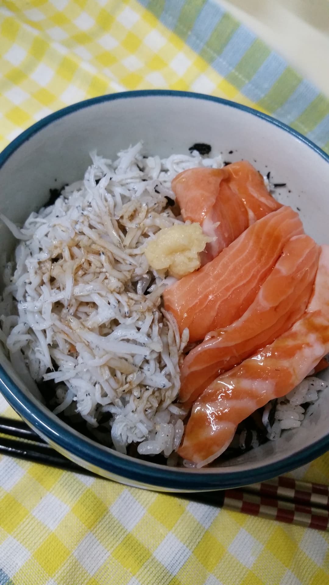 ひじきご飯のサーモンしらす丼の完成写真