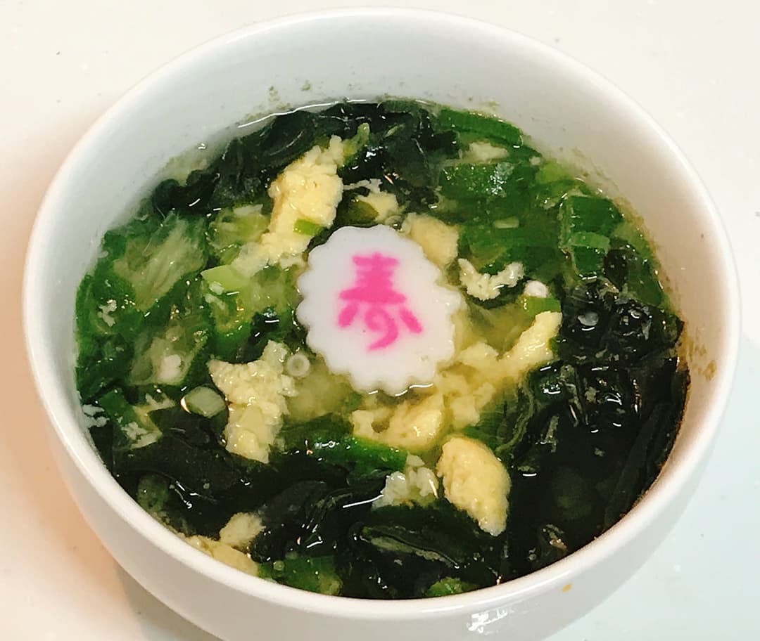 オムレツを使った食べ応えのあるたまごコンソメスープの完成写真