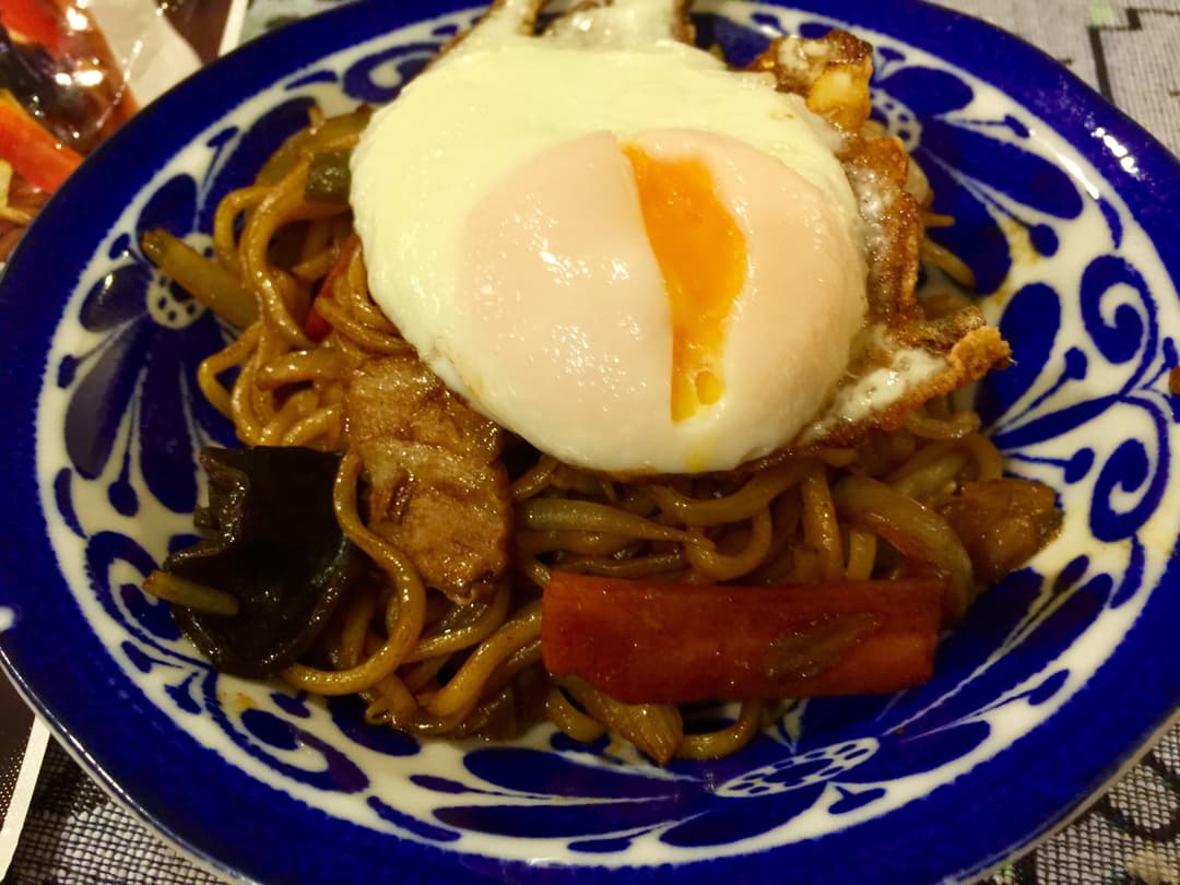 目玉焼のせ屋台風焼きそばの完成写真
