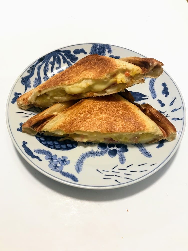 クリームシチューとベーコンのホットサンドの完成写真