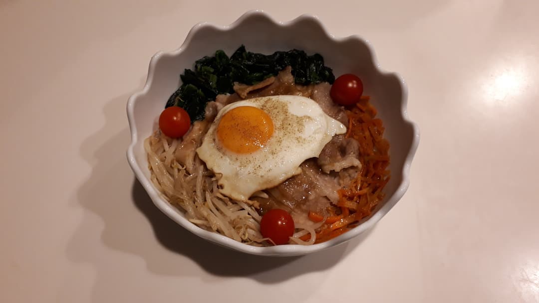 しょうが焼きでカラフルライスの完成写真