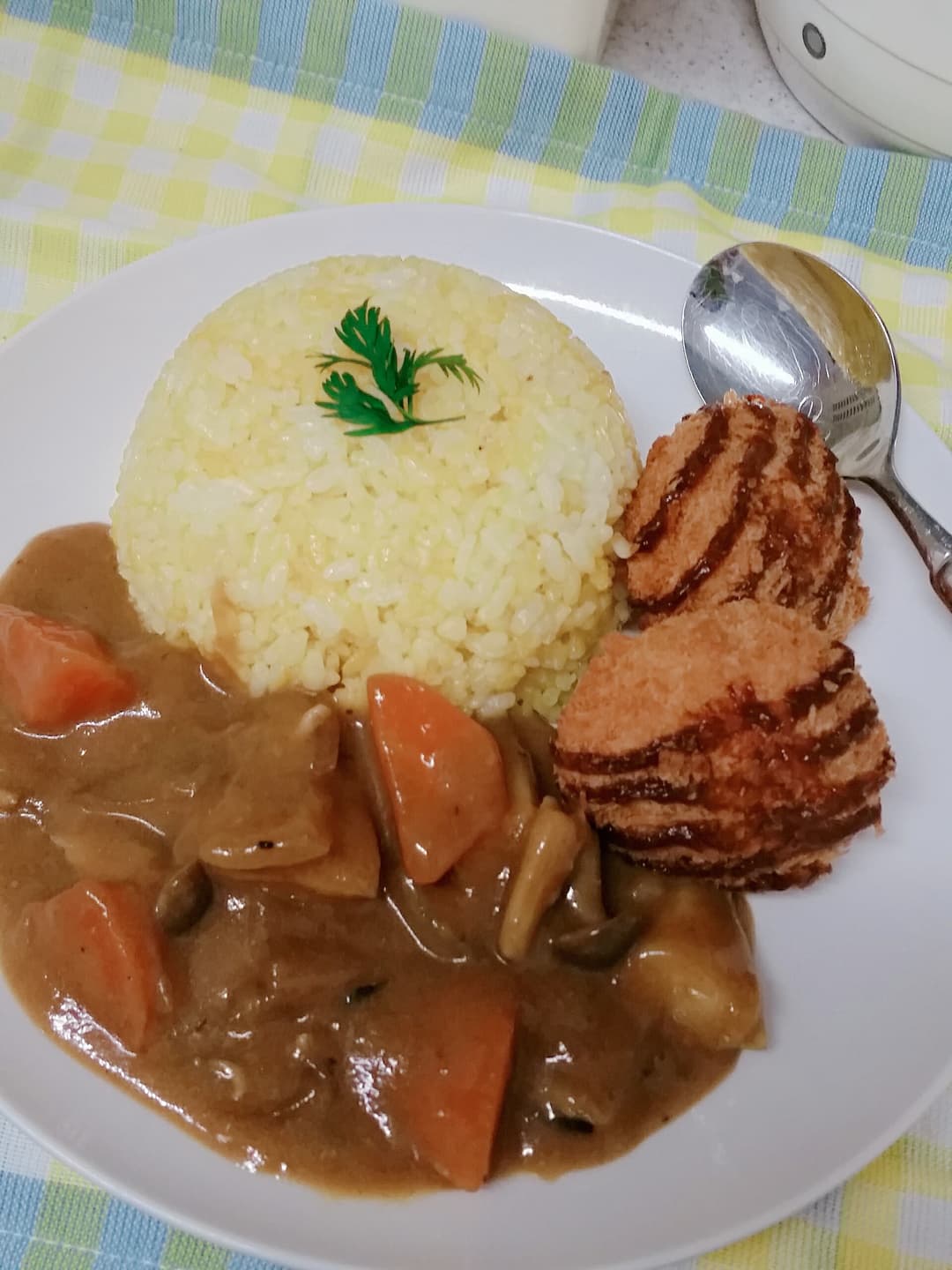 ターメリックライスのメンチカツカレーの完成写真